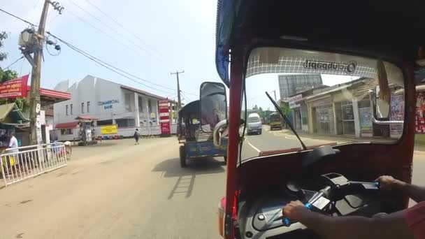 Verkeer op de straten van Hikkaduwa. — Stockvideo