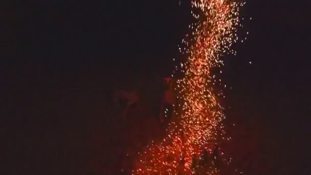 Mouvement lent des feux d'artifice sur la plage .