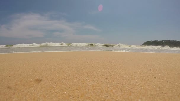 Vagues se lavant sur la plage tropicale — Video