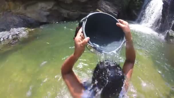 La mujer vierte agua — Vídeo de stock