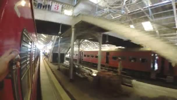 Train en mouvement au départ de Colombo . — Video