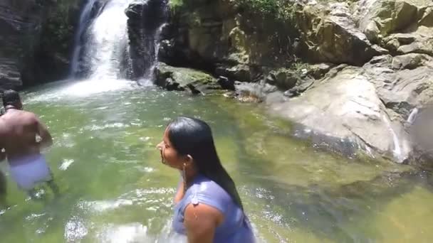 Mujer de pie en el río vertiendo agua del cubo — Vídeos de Stock