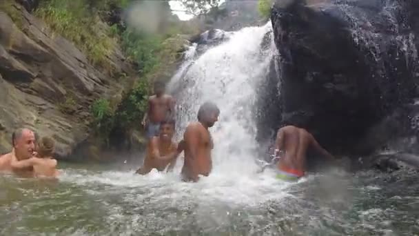 Gente parada en el río — Vídeo de stock