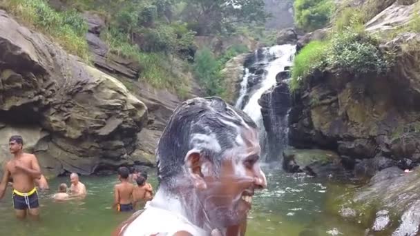 Man soaping himself in the river — Stock Video