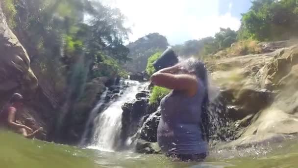 Mujer vierte agua sobre sí misma — Vídeo de stock