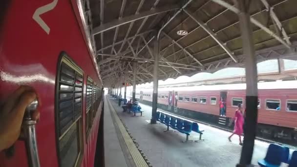 Train entrant dans la gare — Video