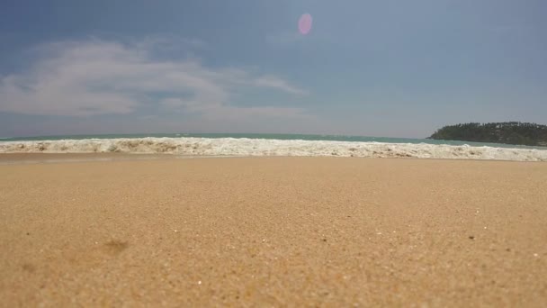 Волны, выходящие на тропический пляж Шри-Ланки . — стоковое видео