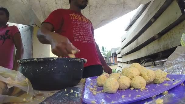 Man cooking food on the side of the street — Stock Video