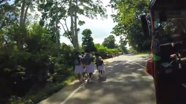 Туктук едет по дороге — стоковое видео