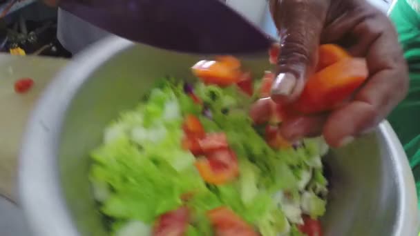 Handen snijden tomaten — Stockvideo