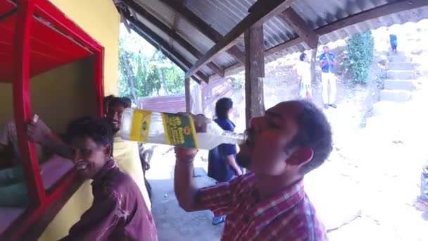 Lidé osvěžující samy se vína tradiční srílanské kokos — Stock video