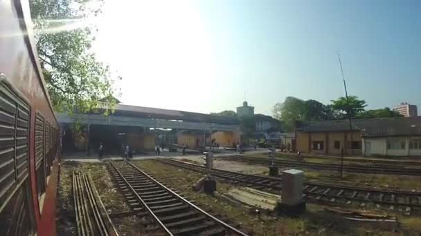 Vista do trem em movimento que entra na estação ferroviária de Colombo . — Vídeo de Stock