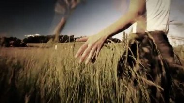 Uzun otların dokunmadan yürüyen kadın