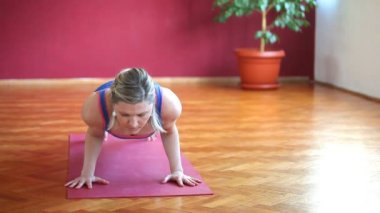 Yoga yapan genç kadın.