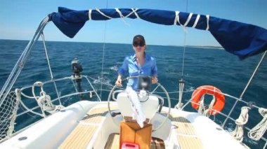 Tekerlek direksiyon yelkenli kadına