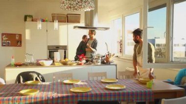 Arkadaşlar evde yemek