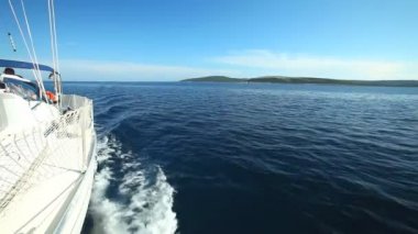 Yelken teknenin pruva görünümünü