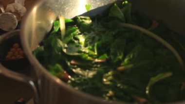 Swiss chard tencerede kaynar
