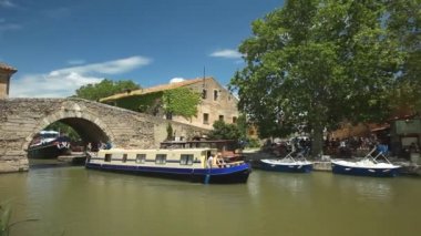 Köprü üzerinde Canal du Midi geçen mavnalar