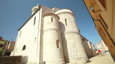 Krk eski kasaba sokaklarında yürüyen turist