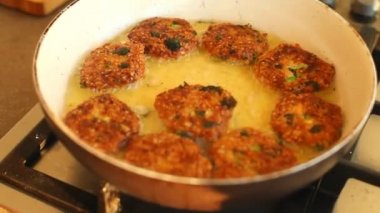 Sebze parçaları derin kızarmış