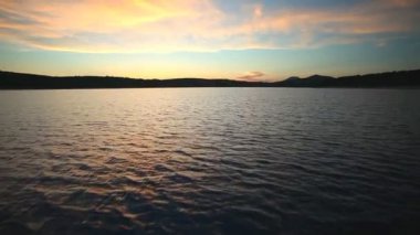 Adalar üzerinden yelken yelkenli tekne