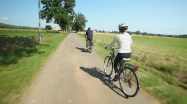 Emekli çift yolda Bisiklete binme