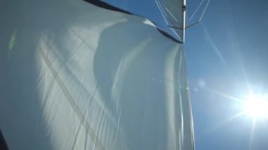 Yelkenliyle rüzgarda süzülen yelkenli