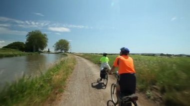 Emekli çift nehir kenarında Bisiklete binme