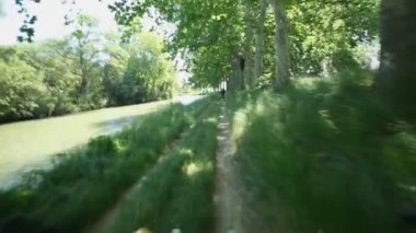 Canal du Midi yanındaki yolda Bisiklete binme