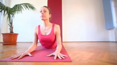 Yoga yapan genç kadın.