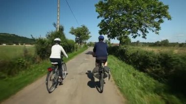 Emekli çift yolda Bisiklete binme