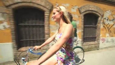 Çift kaldırım Lane'de Bisiklete binme