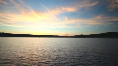 Adalar üzerinden yelken yelkenli tekne