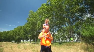 Omuzlarında taşıyan torunu büyükbaba