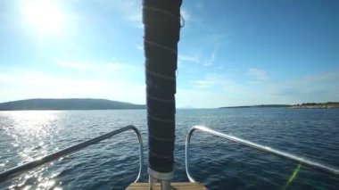 Yelken teknenin pruva görünümünü