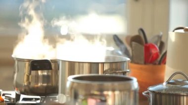 Mutfakta yemek hazırlama