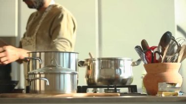 Çift mutfakta öğle yemeği hazırlıyor.