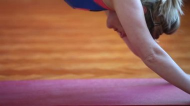 Yoga yapan genç kadın.