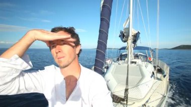 Adam bir yelken gezisi zevk