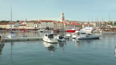 Tekneler, eski kasaba Krk liman