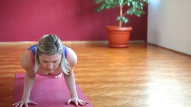 Yoga yapan genç kadın.