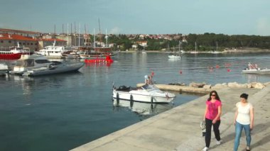 Turistler, eski kasaba Krk liman