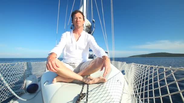 Чоловік насолоджується вітрильною подорожжю на човні — стокове відео