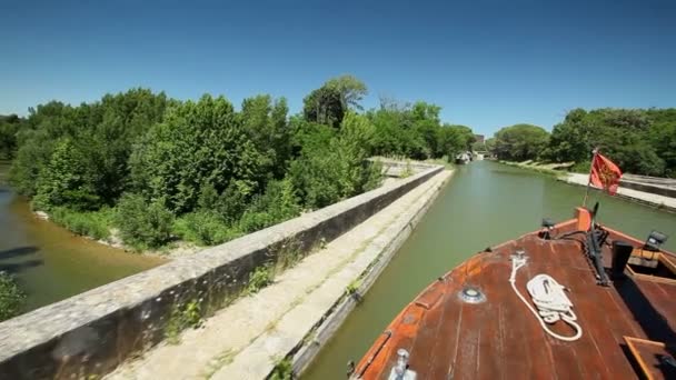 Cruzando el acueducto en barco de madera — Vídeo de stock