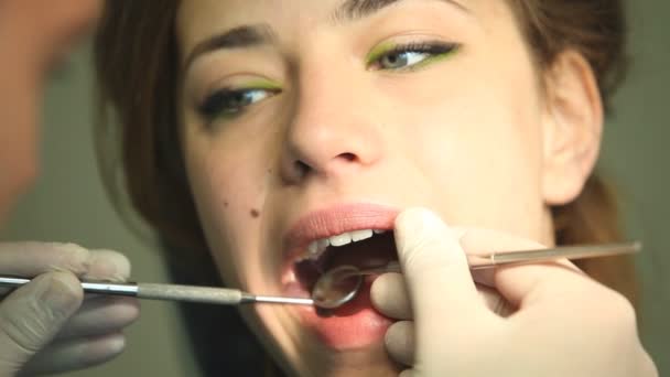 Женщина у стоматолога — стоковое видео