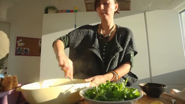 Mujer preparando el almuerzo en la cocina — Vídeo de stock