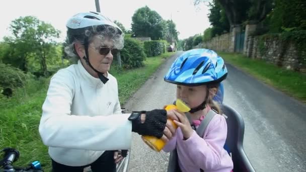 Chica bebiendo agua en un tour en bicicleta — Vídeo de stock