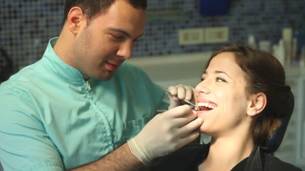 Mujer en cirugía de dentista — Vídeo de stock