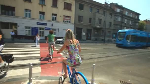 Пара наслаждается велосипедной прогулкой по городской улице — стоковое видео